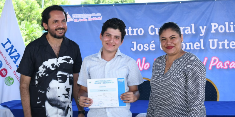 Entrega de certificados a egresados de carreras y cursos