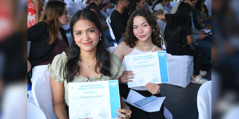 Entrega de certificados a egresados de carreras y cursos