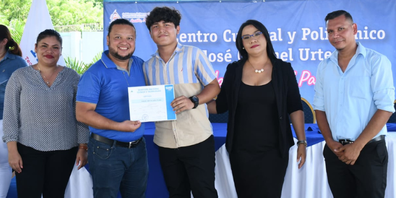 Entrega de certificados a egresados de carreras y cursos