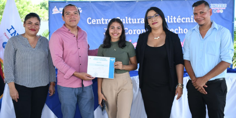 Entrega de certificados a egresados de carreras y cursos