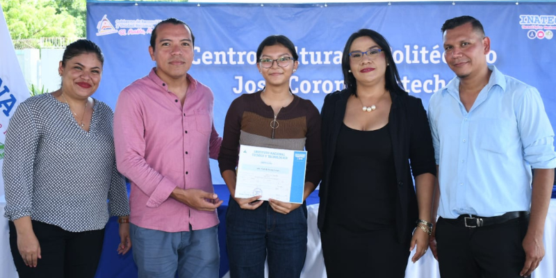 Entrega de certificados a egresados de carreras y cursos