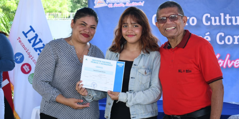 Entrega de certificados a egresados de carreras y cursos