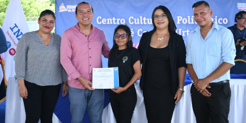 Entrega de certificados a egresados de carreras y cursos