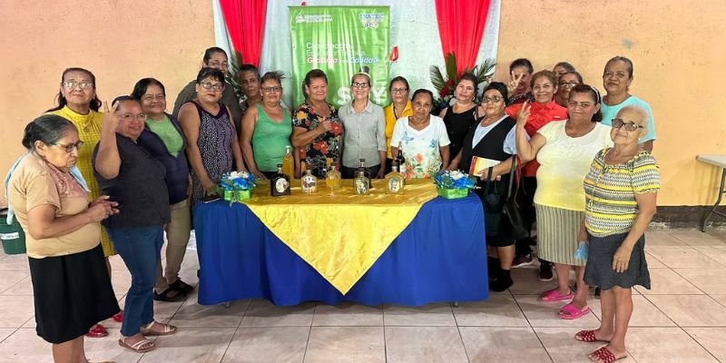 ¡Cursos para agregar valor! Protagonistas en El Rama aprenden a transformar frutas en licores