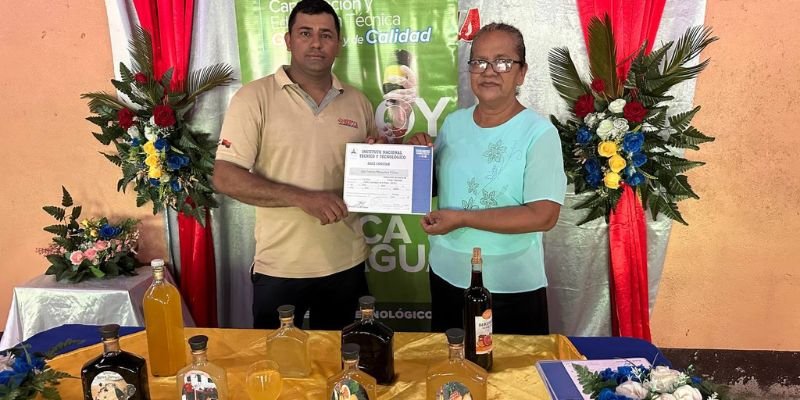 ¡Cursos para agregar valor! Protagonistas en El Rama aprenden a transformar frutas en licores