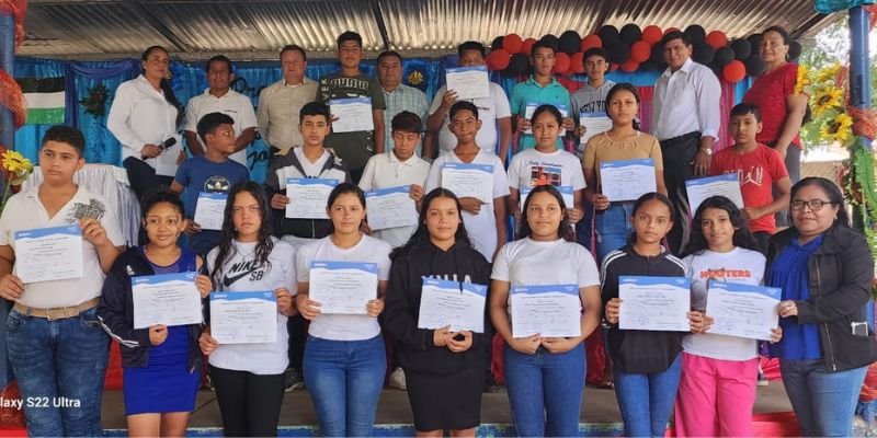 Estudiantes de Secundaria de Santa Cruz en Jalapa se certifican