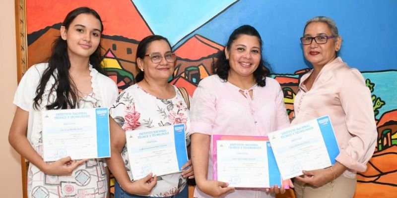 Celebrando la Tradición y el Aprendizaje en el Primer Aniversario del Centro Tecnológico Nelly Flor de Pino