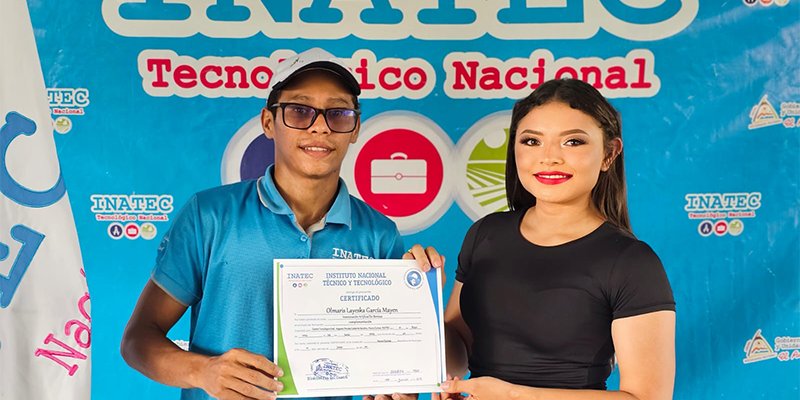 Entrega de certificados en Nueva Guinea