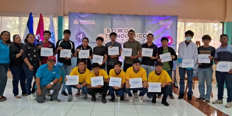 Estudiantes del Centro Tecnológico Simón Bolívar reciben reconocimiento en el Día Nacional del Estudiante