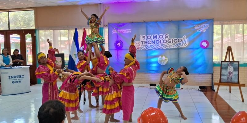 Estudiantes del Centro Tecnológico Simón Bolívar reciben reconocimiento en el Día Nacional del Estudiante