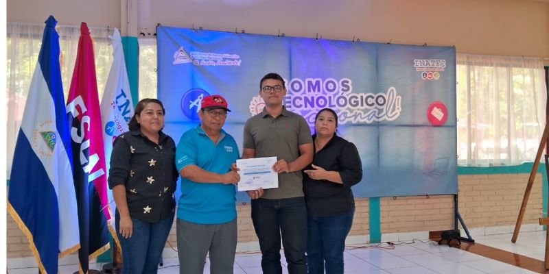 Estudiantes del Centro Tecnológico Simón Bolívar reciben reconocimiento en el Día Nacional del Estudiante