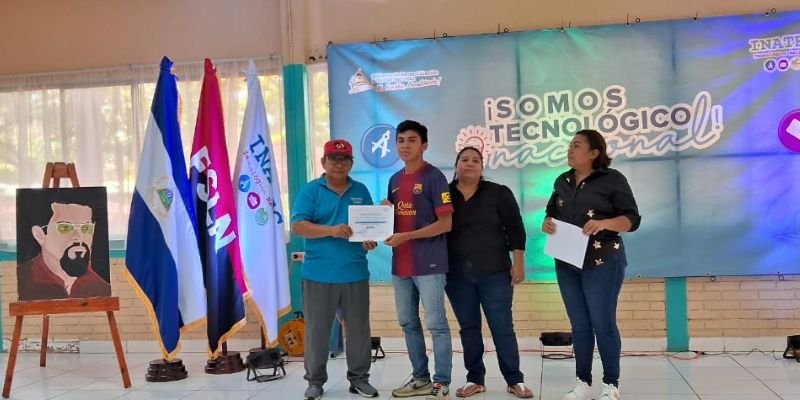 Estudiantes del Centro Tecnológico Simón Bolívar reciben reconocimiento en el Día Nacional del Estudiante