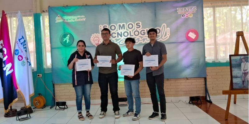 Estudiantes del Centro Tecnológico Simón Bolívar reciben reconocimiento en el Día Nacional del Estudiante