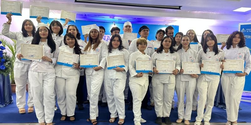 Graduación de Nuevos Técnicos Hoteleros y Turísticos, impulsando la industria con formación práctica y gratuita