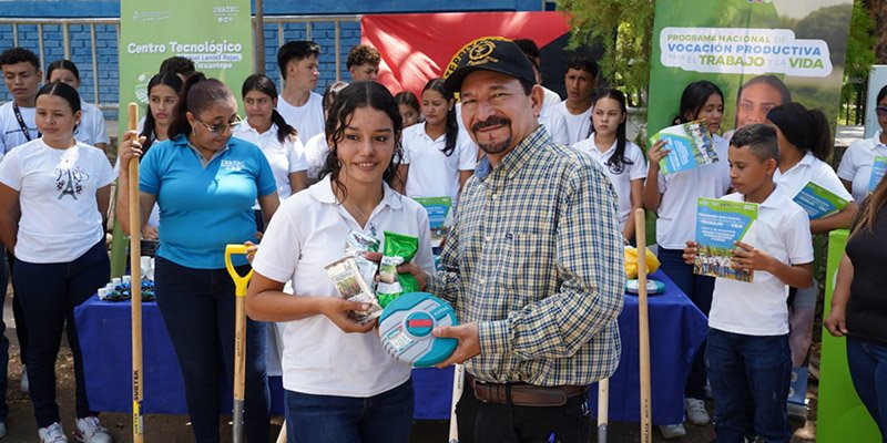 De las aulas al campo: jóvenes de San Francisco Libre aprenden a producir su propio futuro