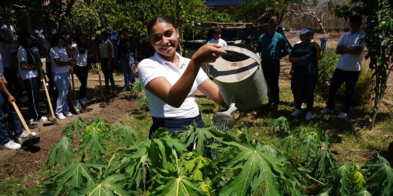 De las aulas al campo: jóvenes de San Francisco Libre aprenden a producir su propio futuro