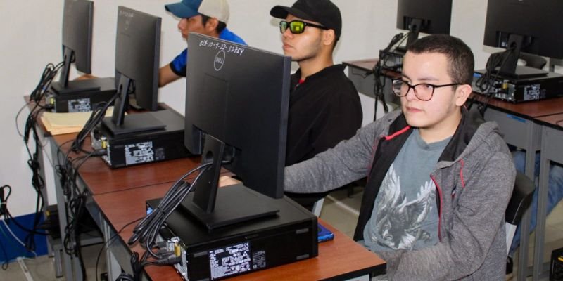 Educación técnica inclusiva en Nicaragua: la historia de Jeremy, joven con autismo que transforma su talento en diseño gráfico