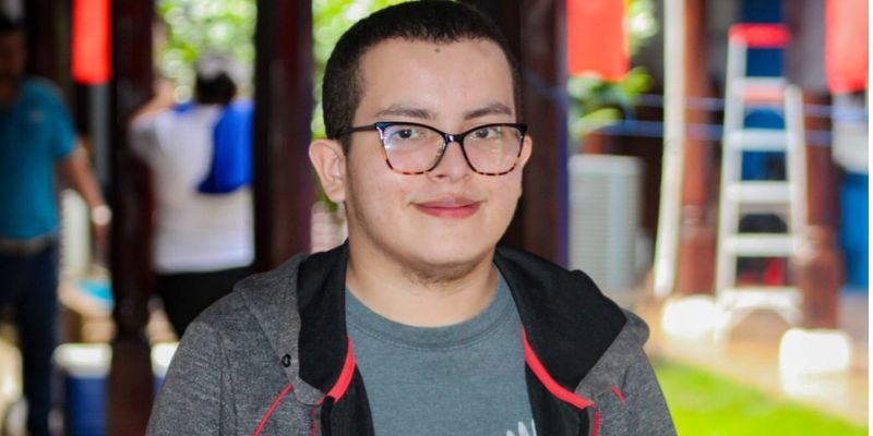 Educación técnica inclusiva en Nicaragua: la historia de Jeremy, joven con autismo que transforma su talento en diseño gráfico
