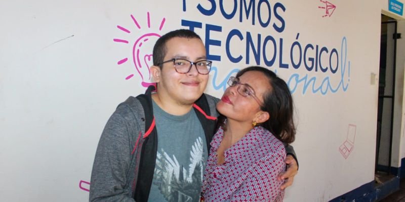 Educación técnica inclusiva en Nicaragua: la historia de Jeremy, joven con autismo que transforma su talento en diseño gráfico