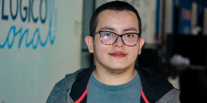Educación técnica inclusiva en Nicaragua: la historia de Jeremy, joven con autismo que transforma su talento en diseño gráfico