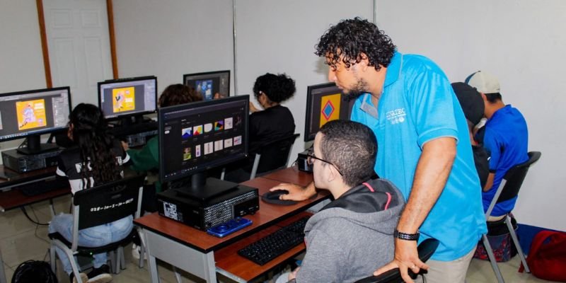 Educación técnica inclusiva en Nicaragua: la historia de Jeremy, joven con autismo que transforma su talento en diseño gráfico