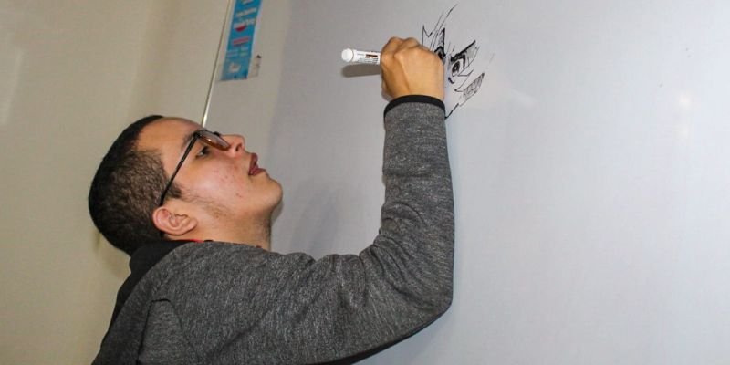 Educación técnica inclusiva en Nicaragua: la historia de Jeremy, joven con autismo que transforma su talento en diseño gráfico