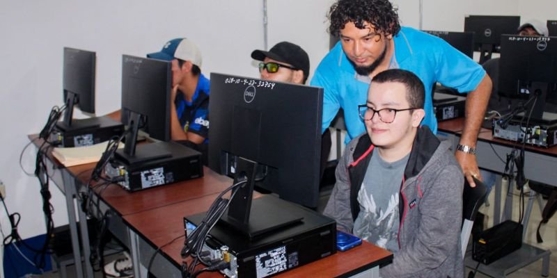 Educación técnica inclusiva en Nicaragua: la historia de Jeremy, joven con autismo que transforma su talento en diseño gráfico