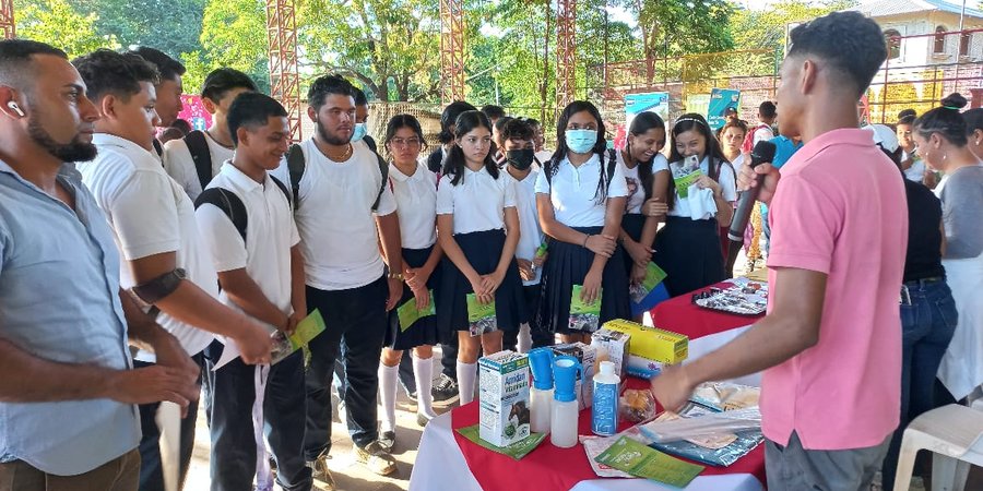 Familias de Mina el Limón en León conocen oferta de carreras técnicas