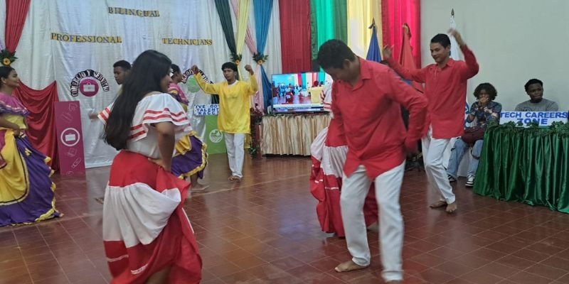 Estudiantes de Bluefields comparten sus aprendizajes en el idioma inglés a través de Festival Departamental