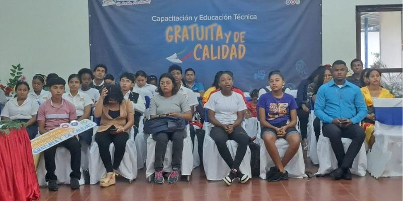 Estudiantes de Bluefields comparten sus aprendizajes en el idioma inglés a través de Festival Departamental