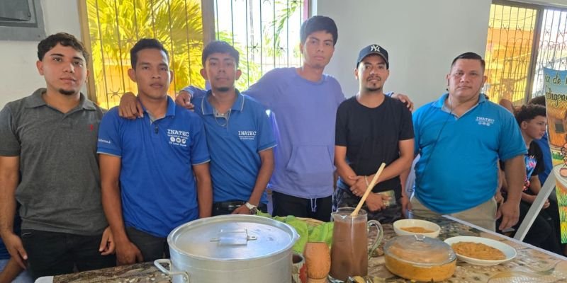 Estudiantes técnicos celebran la riqueza cultural y culinaria en la Feria Gastronómica “Sabores de mi Tierra”