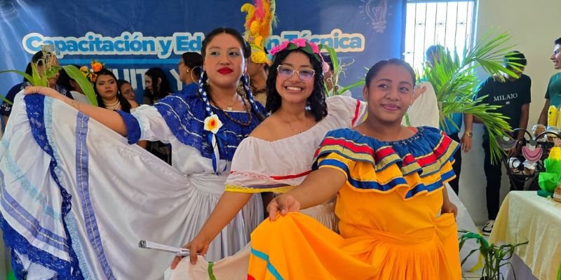 Estudiantes técnicos celebran la riqueza cultural y culinaria en la Feria Gastronómica “Sabores de mi Tierra”