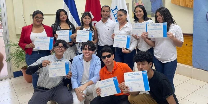 102 Jóvenes Finalizan Cursos TICS en el Centro Tecnológico Ariel Darce