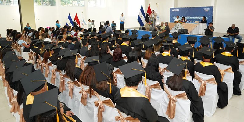 Centro Tecnológico Manuel Olivares gradúa a 449 nuevos técnicos profesionales