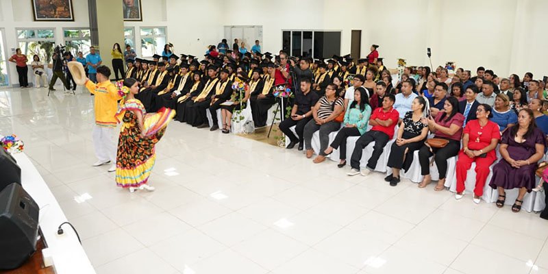 Centro Tecnológico Manuel Olivares gradúa a 449 nuevos técnicos profesionales