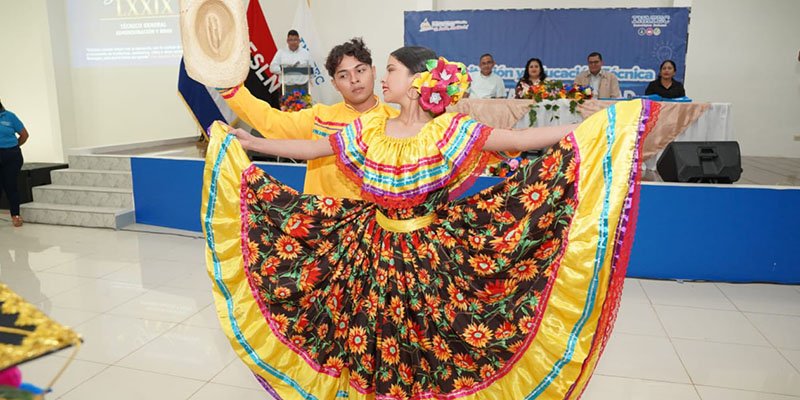 Centro Tecnológico Manuel Olivares gradúa a 449 nuevos técnicos profesionales