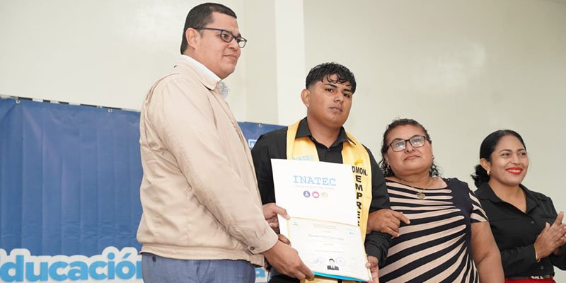 Centro Tecnológico Manuel Olivares gradúa a 449 nuevos técnicos profesionales