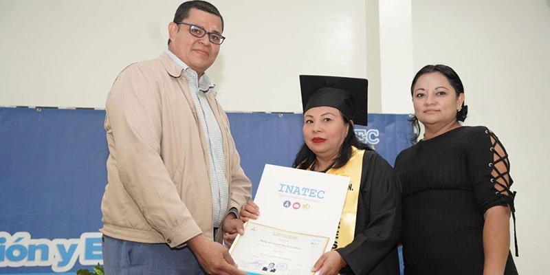 Centro Tecnológico Manuel Olivares gradúa a 449 nuevos técnicos profesionales