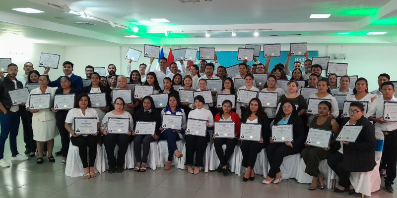 Un paso gigante para la educación: 75 docentes se gradúan en Didáctica del Idioma inglés