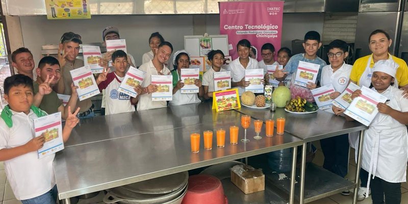Inclusión y aprendizaje: protagonistas de educación especial destacan en curso de batidos nutritivos