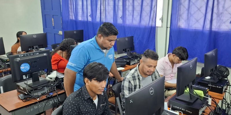 Jeslie Peña Leiva: Maestro con más de una década inspirando en la Educación Técnica