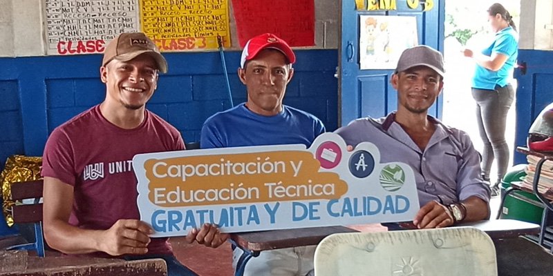 Entregan certificados a egresados de Escuelas de Campo en Muelle de los Bueyes