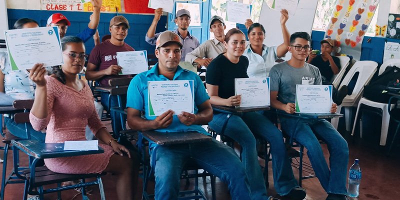 Entregan certificados a egresados de Escuelas de Campo en Muelle de los Bueyes