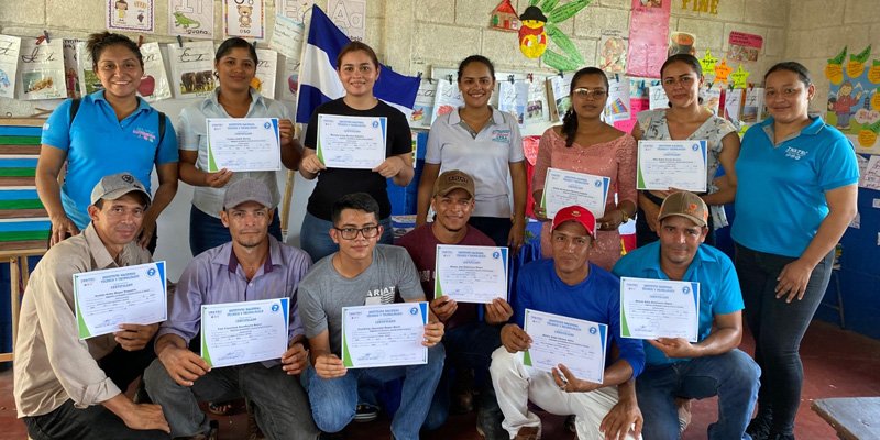 ¡En saludo a las madres triunfadoras! Entregan certificados a egresados de Escuelas de Campo en Muelle de los Bueyes