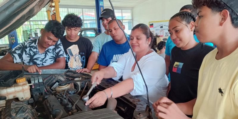 Mujeres que construyen su futuro en  carreras no tradicionales