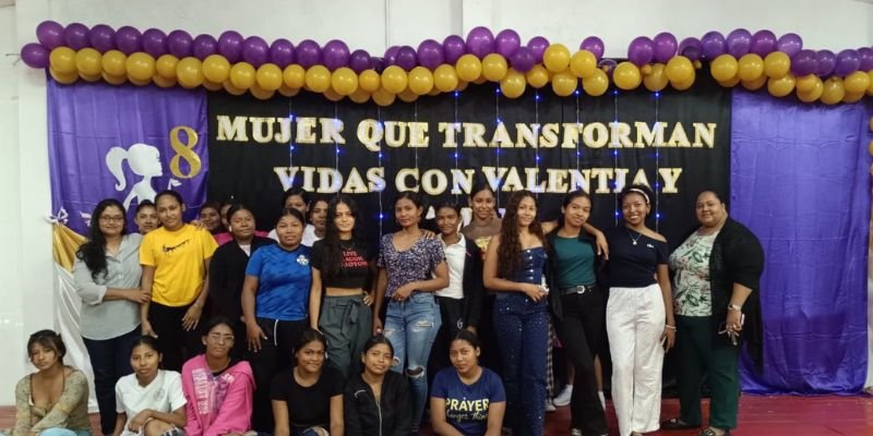 Mujeres que construyen su futuro en  carreras no tradicionales