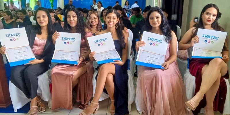 Entrega de títulos a 73 egresados de Educación Técnica bajo el lema “Decidite por un futuro de oportunidades”.