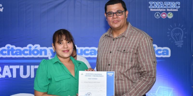 Primera entrega de certificados del Centro Tecnológico “Hermana Paquita” fortalece el talento humano para el turismo