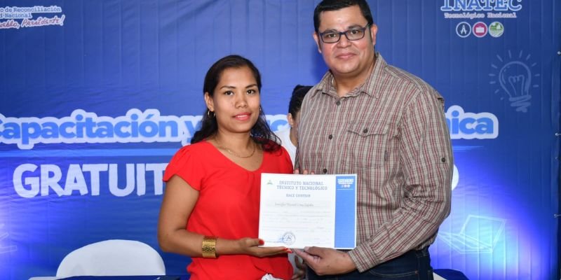 Primera entrega de certificados del Centro Tecnológico “Hermana Paquita” fortalece el talento humano para el turismo