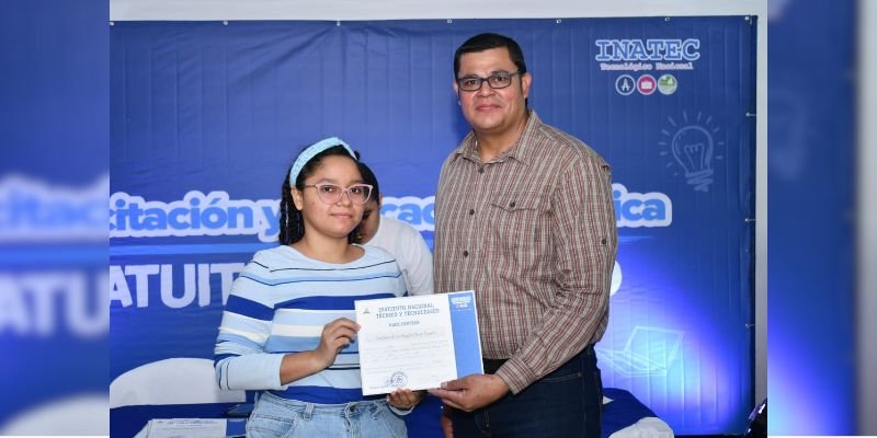 Primera entrega de certificados del Centro Tecnológico “Hermana Paquita” fortalece el talento humano para el turismo